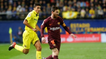 Messi conduce el balón en el partido ante el Villarreal