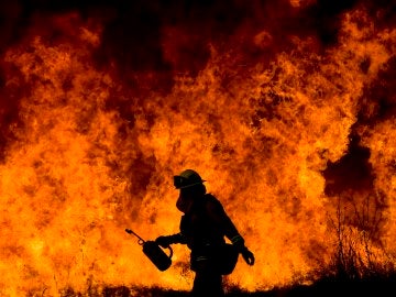 Un bombero lucha contra las llamas en California