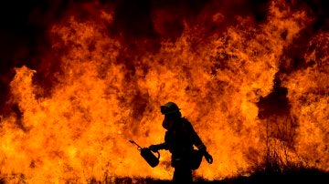 Un bombero lucha contra las llamas en California