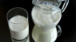 Un vaso y una jarra de leche Un vaso y una jarra de leche