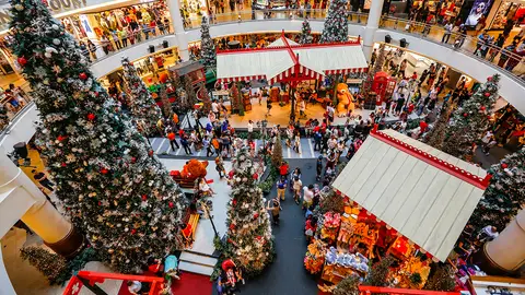 Compras de Navidad El centro comercial está decorado para la celebración de Navidad en Kuala Lumpur, Malasia