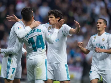 Vallejo celebra un gol con sus compañeros del Madrid Vallejo celebra un gol con sus compañeros del Madrid