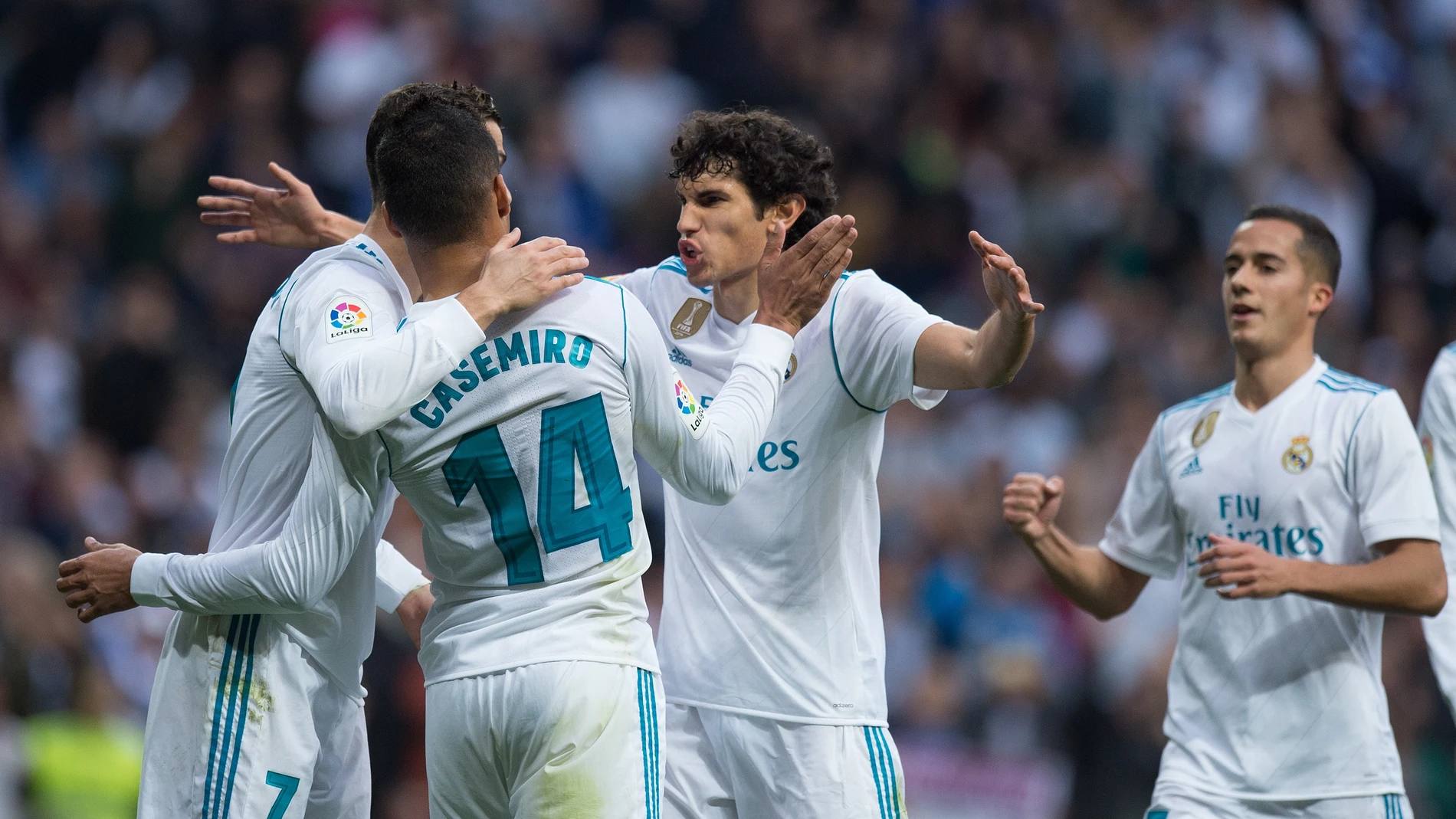 Vallejo celebra un gol con sus compañeros del Madrid Vallejo celebra un gol con sus compañeros del Madrid