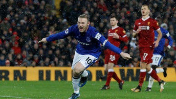 Rooney marca un gol ante el Liverpool
