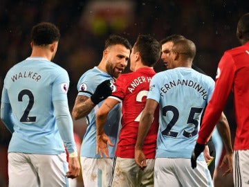 Otamendi y Ander Herrera se encaran durante el United - City