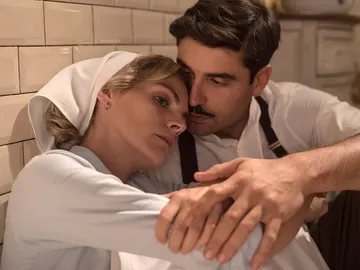 Fidel no puede dejar de pensar en Julia Fidel no puede dejar de pensar en Julia