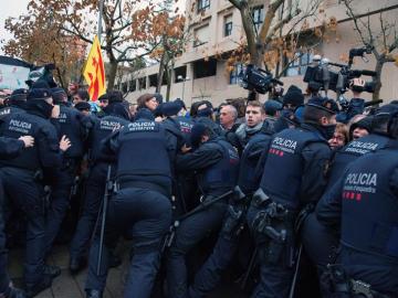 Los Mossos d'Esquadra contienen a los manifestantes a las afueras del Museo de Lleida durante la operación Sijena