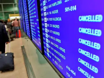 Panel de información de un aeropuerto con los vuelos cancelados Panel de información de un aeropuerto con los vuelos cancelados