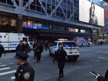 Policía de Nueva York en la estación de Manhattan donde se ha producido la explosión