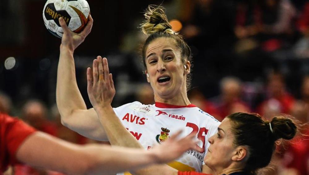  Nerea Pena disputa el balón con la noruega Stine Ruscetta