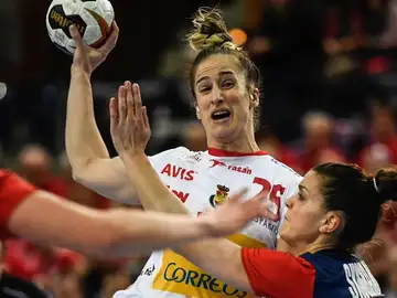 Nerea Pena disputa el balón con la noruega Stine Ruscetta Nerea Pena disputa el balón con la noruega Stine Ruscetta