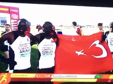 Atletas nacionalizados turcos posan con la bandera de Turquía del revés Atletas nacionalizados turcos posan con la bandera de Turquía del revés