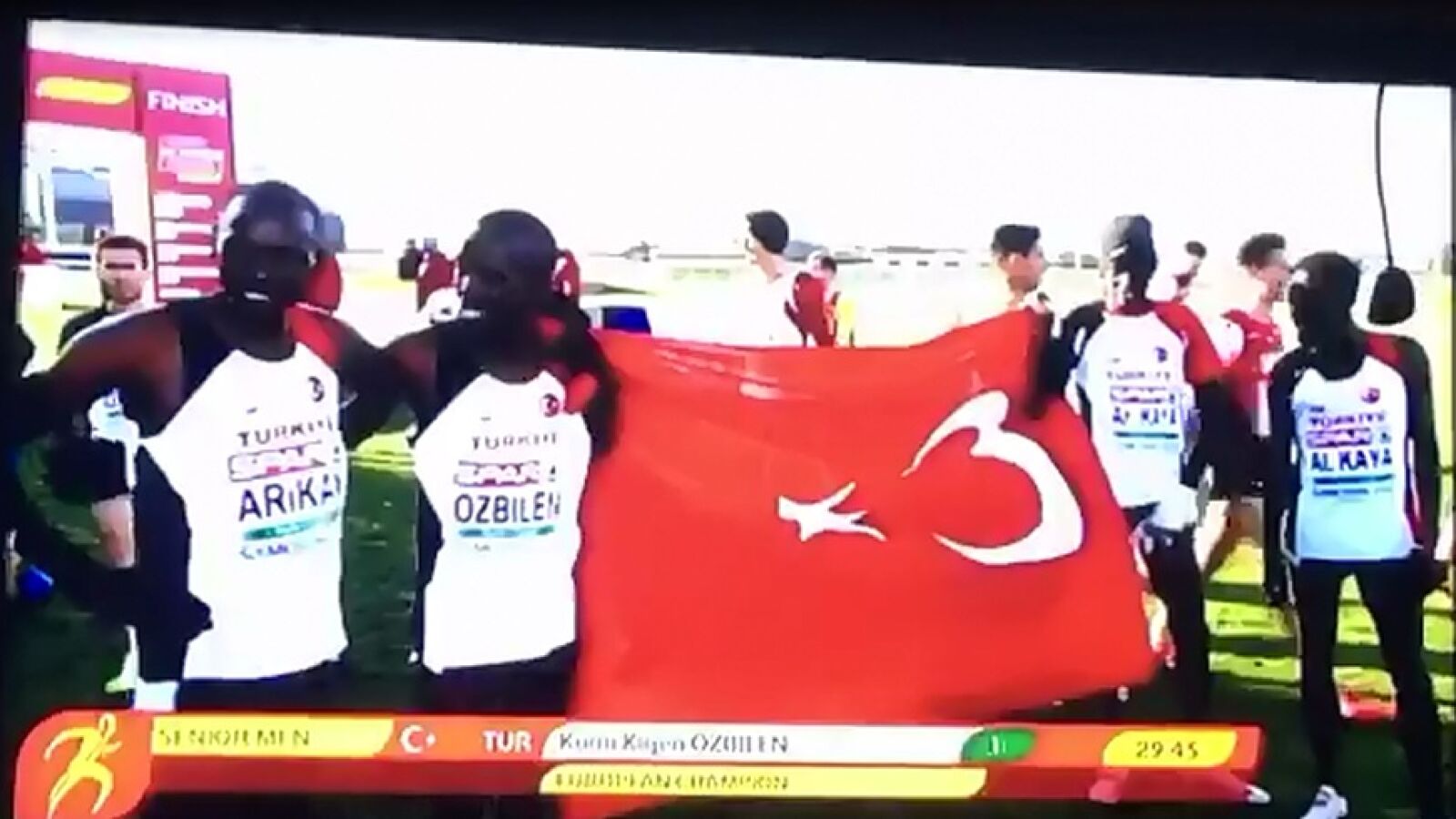 Atletas nacionalizados turcos posan con la bandera de Turquía al revés en el Campeonato de Europa de Cross