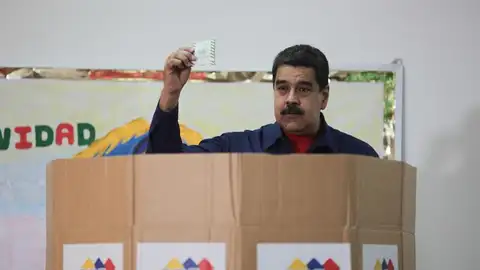 Nicolás Maduro vota en las elecciones municipales Nicolás Maduro vota en las elecciones municipales