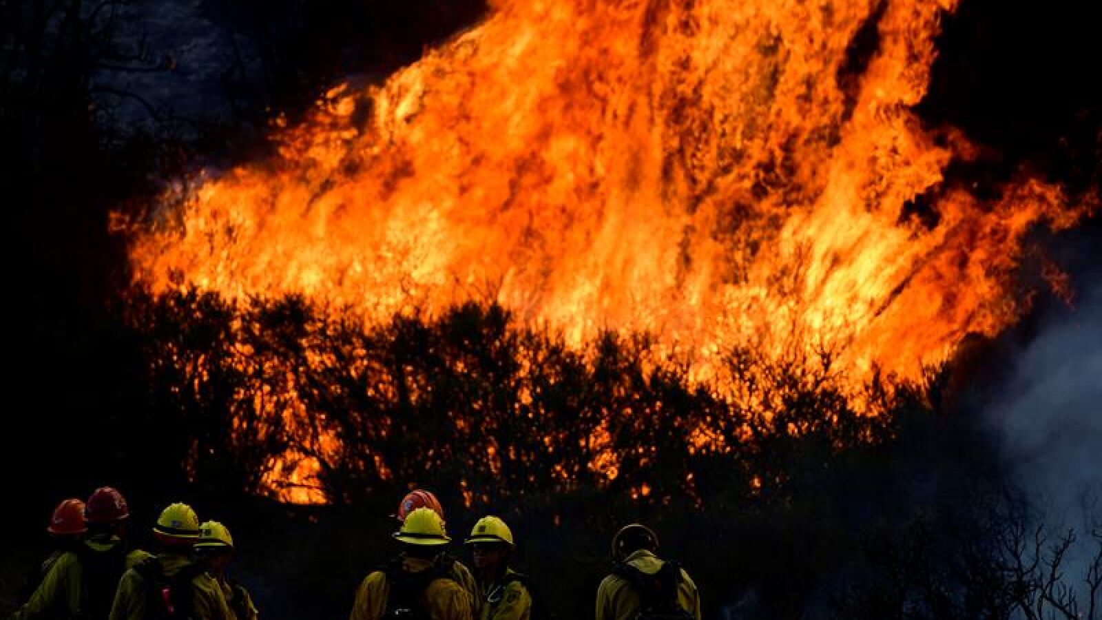 El mayor incendio de la historia de Estados Unidos avanza por California hacia Santa Bárbara