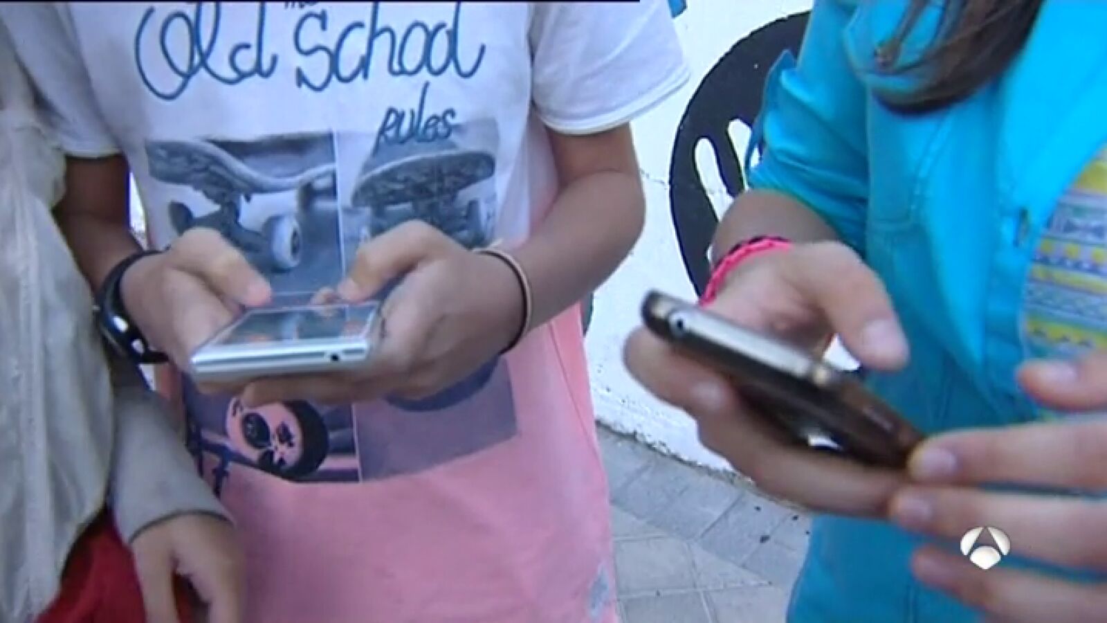 Francia prohibirá los teléfonos móviles en colegios a partir del curso que viene 