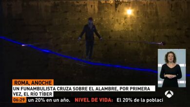 Un veterano funambulista cruza sobre un alambre el río Tíber