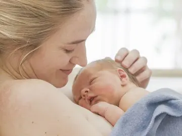 Imagen de archivo de una madre con su bebé Imagen de archivo de una madre con su bebé