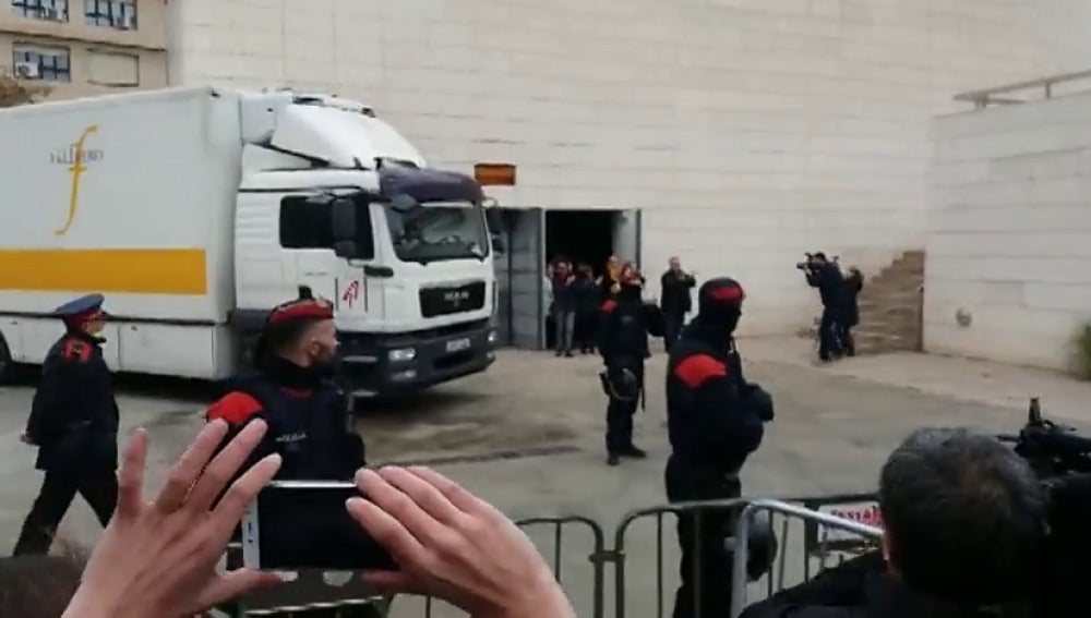 Las obras de Sijena ponen rumbo a Aragón escoltadas por coches de la Guardia Civil