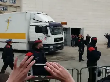 Las obras de Sijena ponen rumbo a Aragón escoltadas por coches de la Guardia Civil Las obras de Sijena ponen rumbo a Aragón escoltadas por coches de la Guardia Civil