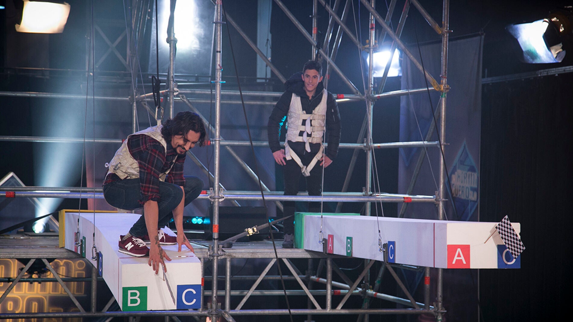 Pablo Motos desaf&iacute;a a la ciencia y gana la 'carrera de los puentes'