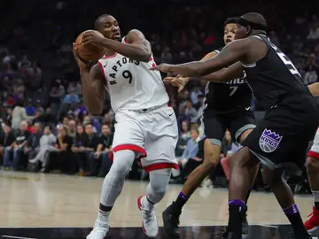 Ibaka intenta entrar a canasta ante la defensa de los Kings Ibaka intenta entrar a canasta ante la defensa de los Kings