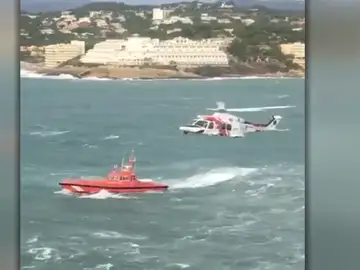 Continúa la búsqueda del hombre que fue arrastrado por el mar mientras pescaba Continúa la búsqueda del hombre que fue arrastrado por el mar mientras pescaba
