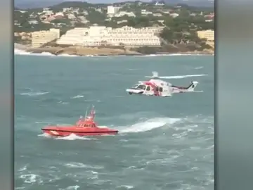 Continúa la búsqueda del hombre que fue arrastrado por el mar mientras pescaba Continúa la búsqueda del hombre que fue arrastrado por el mar mientras pescaba