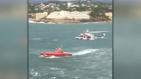 Continúa la búsqueda del hombre que fue arrastrado por el mar mientras pescaba Continúa la búsqueda del hombre que fue arrastrado por el mar mientras pescaba