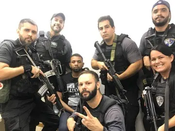 La Policía de Río de Janeiro con un narcotraficante La Policía de Río de Janeiro con un narcotraficante