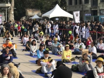 Decenas de personas participan en una competición en Taiwán