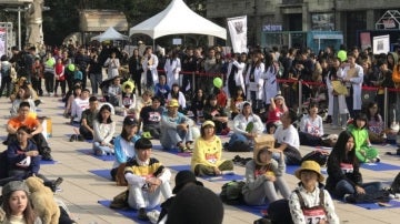 Decenas de personas participan en una competición en Taiwán