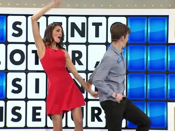 Enrique se sube al escenario para bailar con Laura Moure Enrique se sube al escenario para bailar con Laura Moure