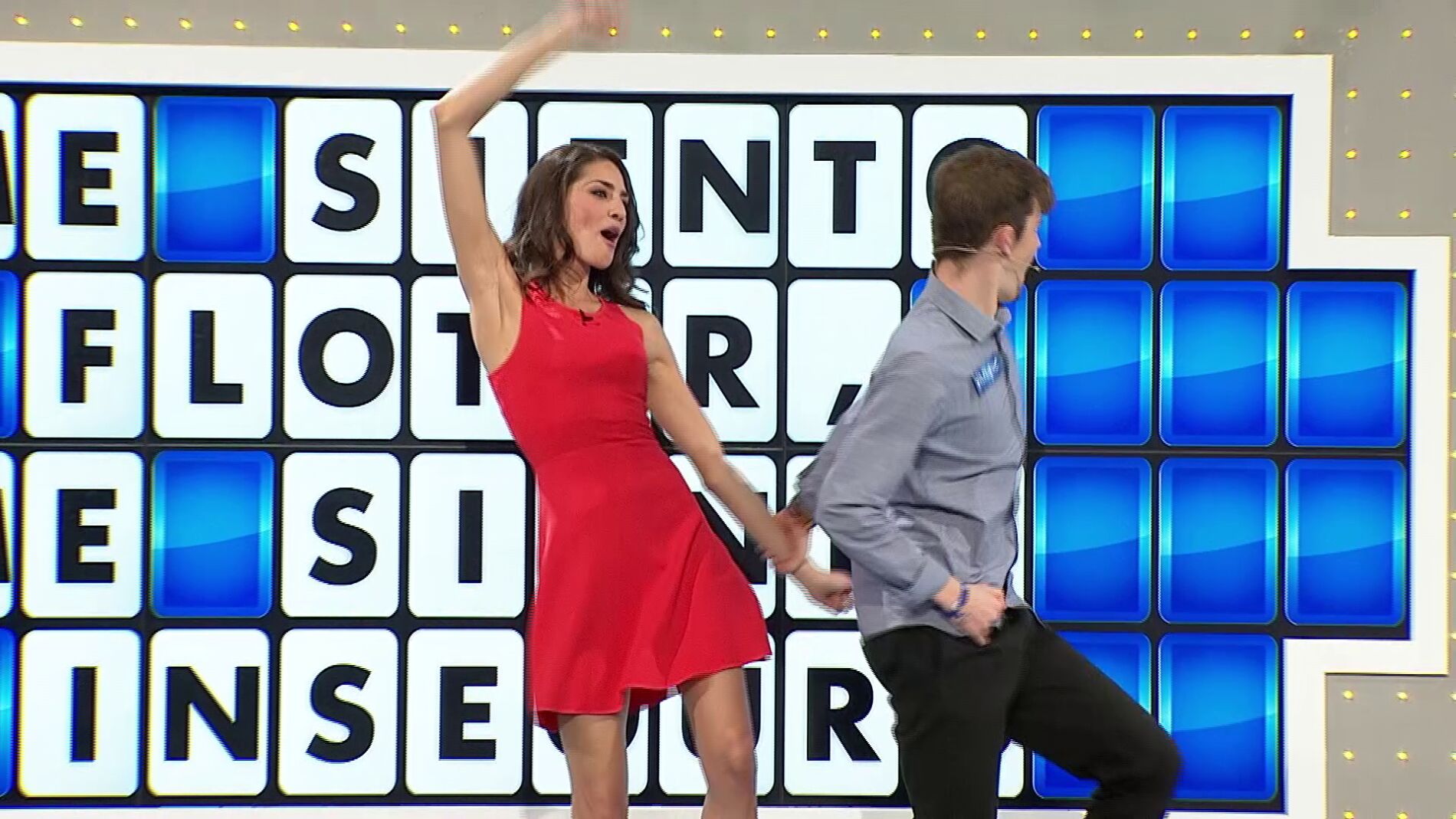 Enrique se sube al escenario para bailar con Laura Moure