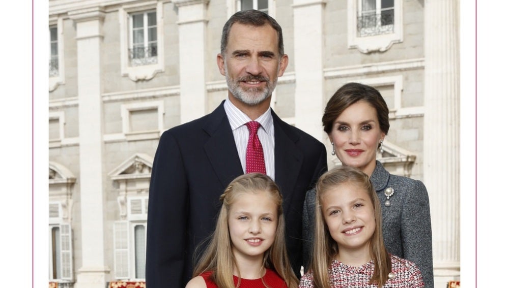 Fotografía de Sus Majestades los Reyes, Su Alteza Real la Princesa de Asturias y Su Alteza Real la Infanta Doña Sofía.