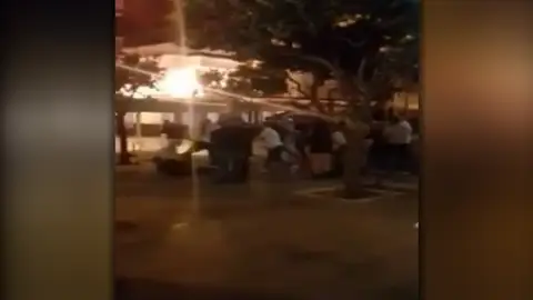 Batalla campal en la Línea de la Concepción durante las fiestas de la Patrona. Batalla campal en la Línea de la Concepción durante las fiestas de la Patrona.