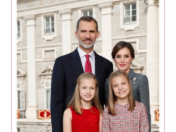 Los Reyes de España junto a sus hijas