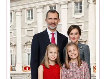 Los Reyes de España junto a sus hijas Los Reyes de España junto a sus hijas