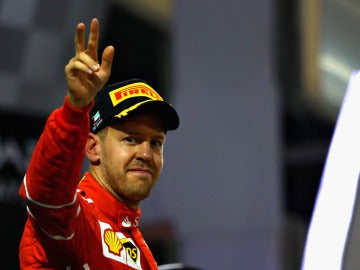 Sebastian Vettel saluda a los aficionados en Abu Dabi