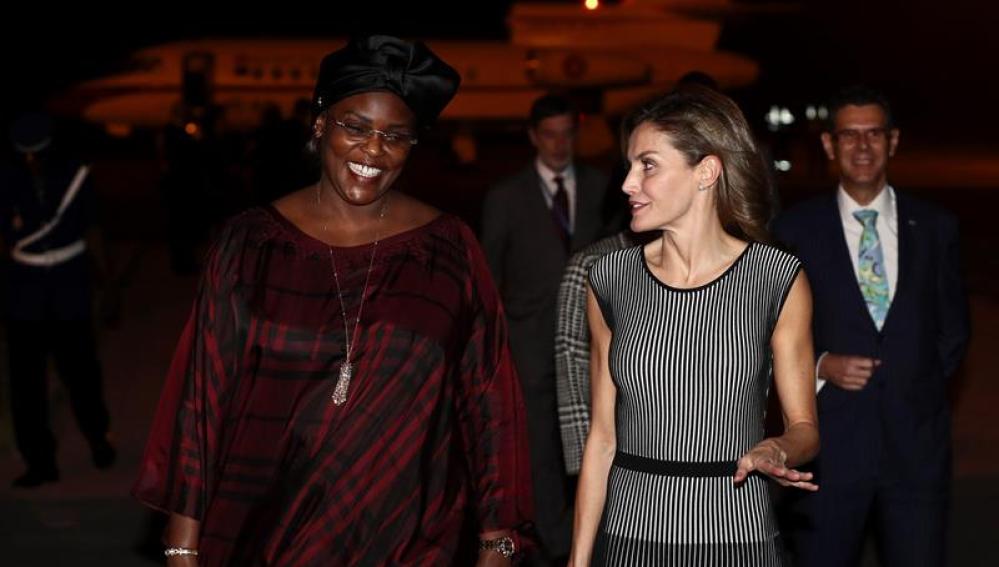 La reina Letizia es recibida por Marième Faye Sall, la esposa del presidente de Senegal