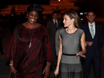 La reina Letizia es recibida por Marième Faye Sall, la esposa del presidente de Senegal