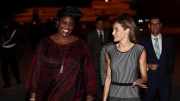 La reina Letizia es recibida por Marième Faye Sall, la esposa del presidente de Senegal