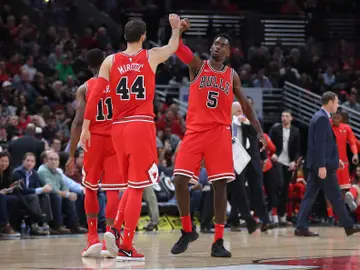 Mirotic y Portis celebran una canasta de los Bulls Mirotic y Portis celebran una canasta de los Bulls