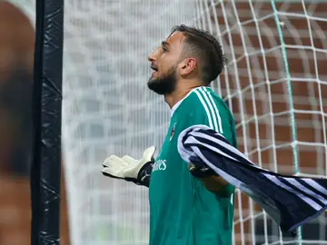 Donnarumma habla con los aficionados durante un partido Donnarumma habla con los aficionados durante un partido