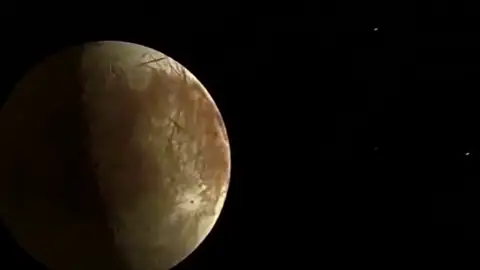 Trump decide retomar la carrera espacial y construir una base lunar Trump decide retomar la carrera espacial y construir una base lunar