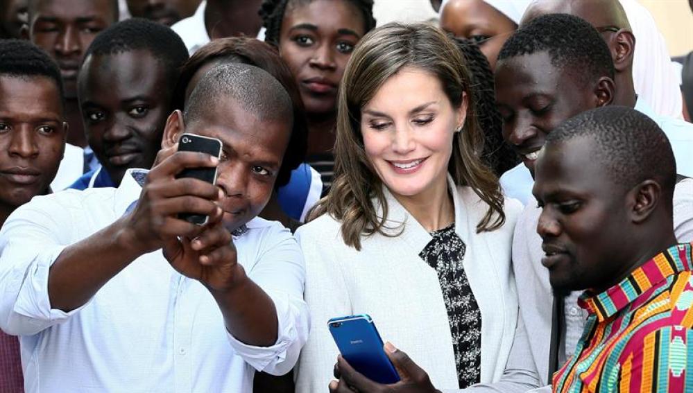La Reina Letizia en su visita al Instituto Cervantes de Dakar