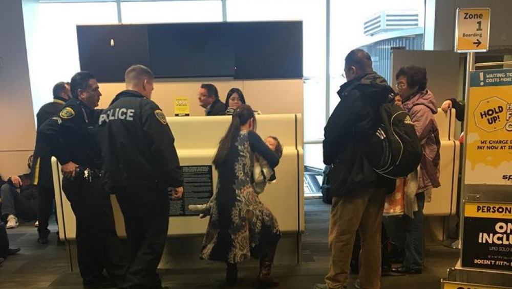 La mujer abandonando el avión junto a su hijo