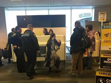 La mujer abandonando el avión junto a su hijo La mujer abandonando el avión junto a su hijo