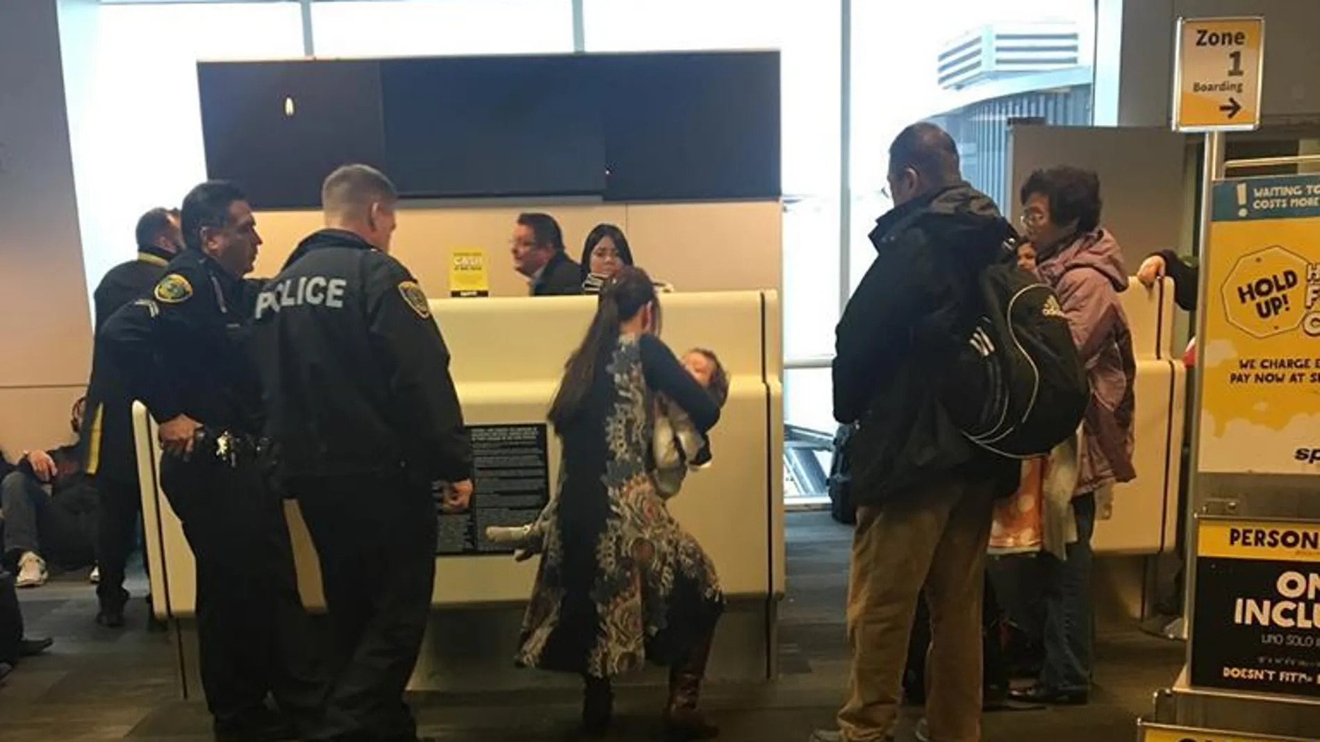 La mujer abandonando el avión junto a su hijo La mujer abandonando el avión junto a su hijo
