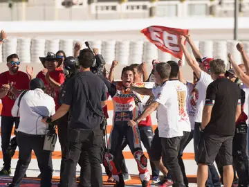 Marc Márquez celebra con su bandera su título de MotoGP Marc Márquez celebra con su bandera su título de MotoGP
